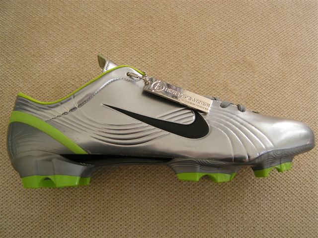 耐克足球鞋刺客纪念款解析,耐克足球鞋刺客进化史