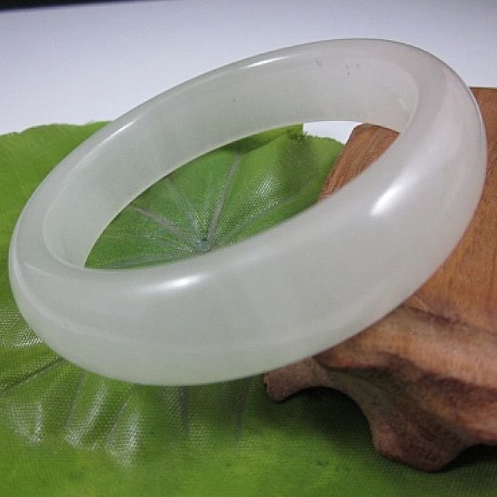 和田玉手镯常见的以假乱真把戏。