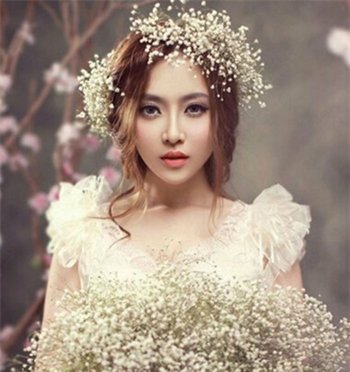 胖人婚纱照怎样做发型才显脸小？15款婚纱照发型