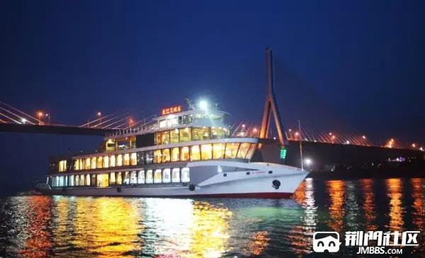 一个有情怀的荆门男人,在长江租了一条游轮,只给荆门人免费坐
