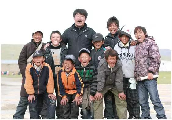 他有无数的旅行故事，还在拉萨开了家书店，收藏了上万部文艺电影