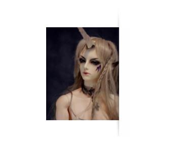 她是资深娃娘，也是暴雪爸爸的死忠粉