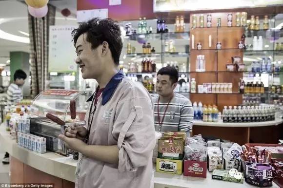 日本人参观中国比亚迪汽车,日本人参观中国的汽车厂