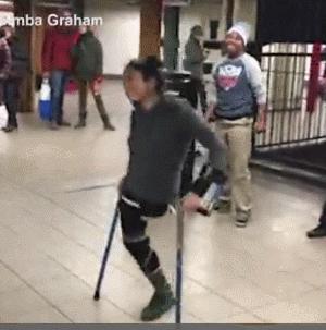 他用一条腿征服了全场观众,一只腿跳街舞震惊全场