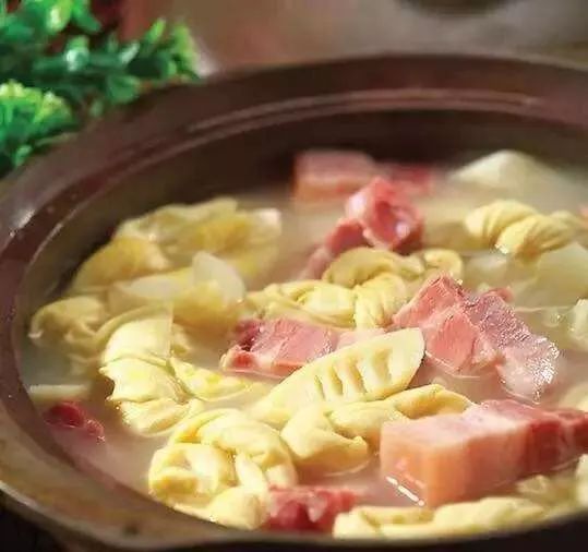 3月啦!不时不吃的苏州人又迎来了一波春天的美食,青团子、腌笃鲜、明前螺、马兰头……