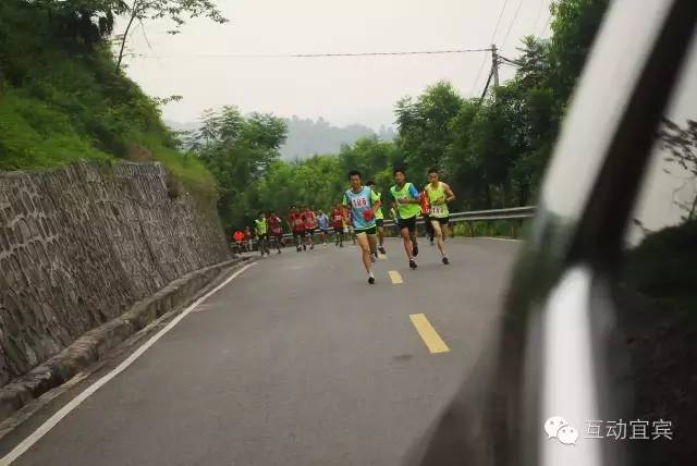 哇塞，龙头山好热闹，人人都在领奖品！