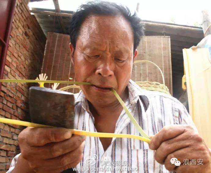 西安白鹿原上有位编花篮高手准备用竹子再现民居