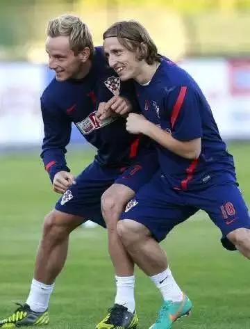 贝尔和c罗两翼齐飞又高又快,贝尔c罗本泽马踢飞点球