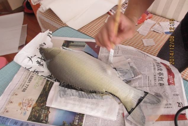 看到大鲫鱼就走不动了，立马买回去请大师做鱼拓