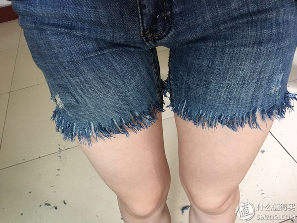 废旧紧身的牛仔裤怎么改短裤,旧牛仔裤改造短裤教程