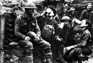 战争两国士兵相遇,战争中互相握手踢球