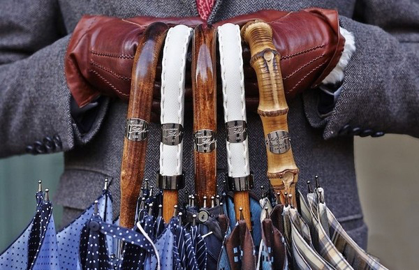 雨伞英伦范儿的绅士标配,英国老绅士雨伞