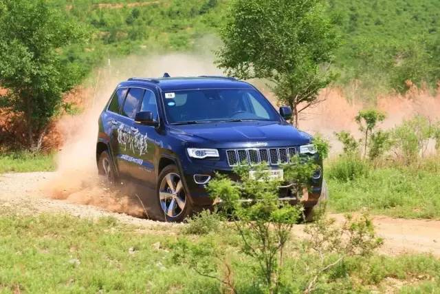 试驾全新大切诺基夜视视角,深度试驾14款大切诺基