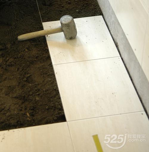 装修过程中瓷砖填缝是什么进行的,无缝瓷砖用什么填缝