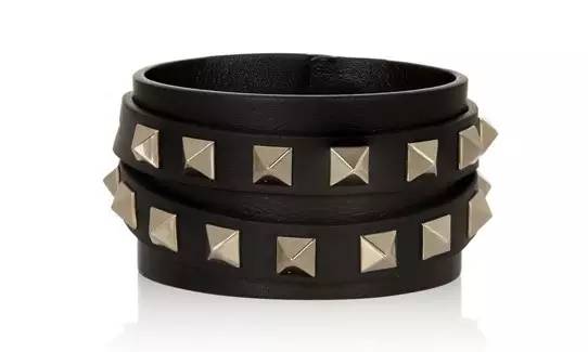 夏天当然少不了一件吊带裙,夏天需要一条温柔的吊带裙