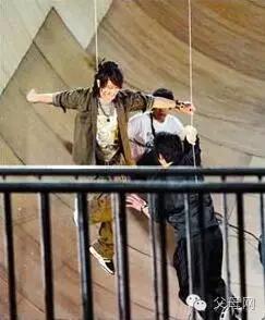 吴尊教育儿子勇敢向女儿学习,吴尊让女儿学中文