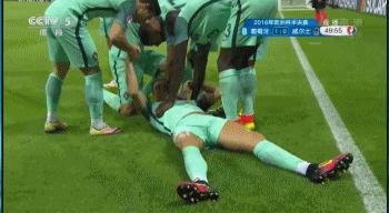 帅到炸的庆祝动作,最帅的c罗招牌动作照片