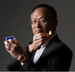 他是港片的老炮，拍黑社会甩同行几条街