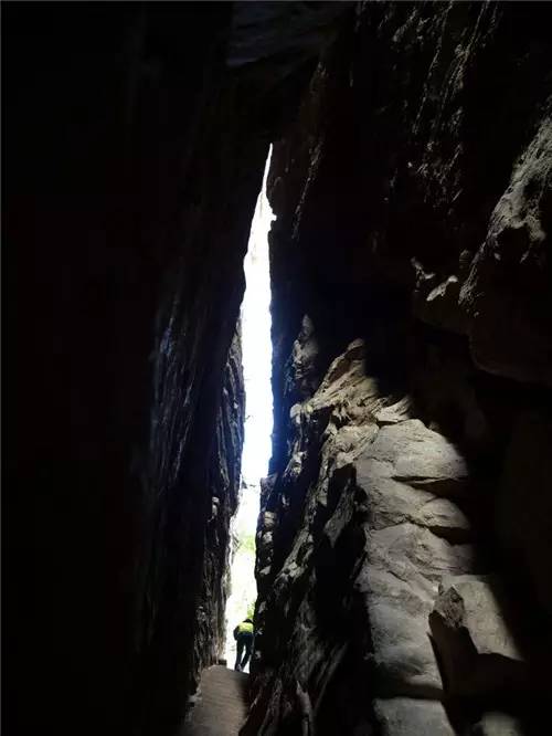 我敢打赌，河南这七个绝壁“一线天”，肯定有你过不去的！