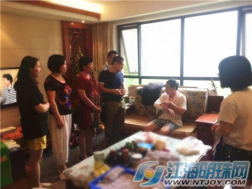 南通中港城八旬老太悬在窗外邻居们齐心协力将其救下