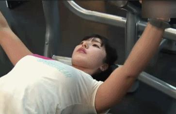 女生健身房锻炼胸部有用吗,女性去健身房练胸都练什么器械