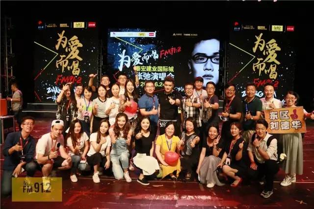 属于那晚的精彩，怎么能缺少高颜值美女和大长腿呢？