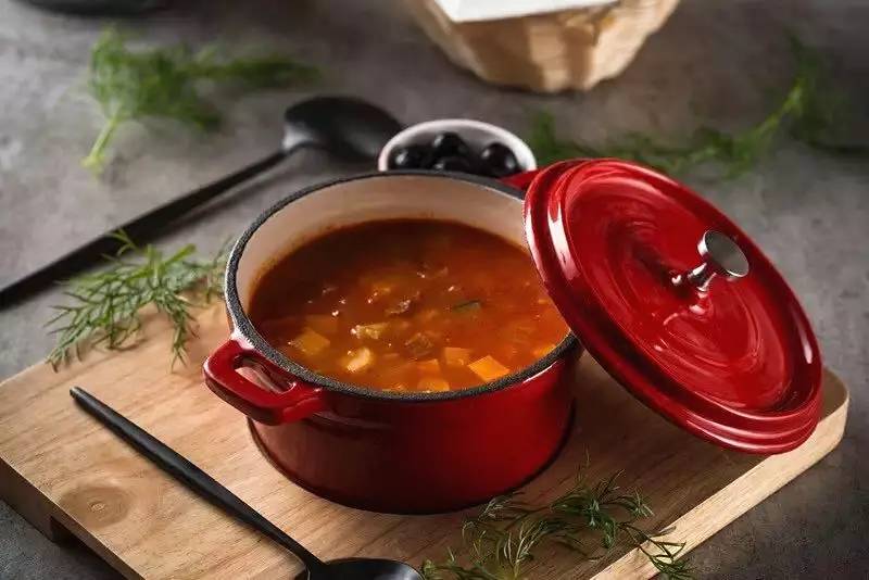 这位当过服装设计师的餐厅老板,搬了一座巴黎花园到餐厅,女孩们