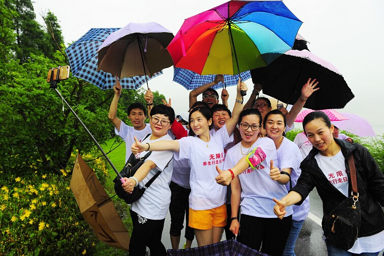 大雨阻挡不了行走热情一场“千人万步”大戏上演