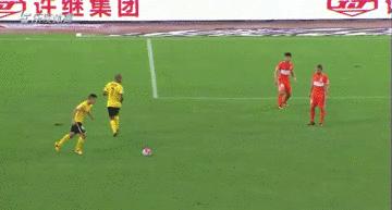 他是职业足球赢家，教练喜欢的多面手，攻防兼备成恒大中场发动机