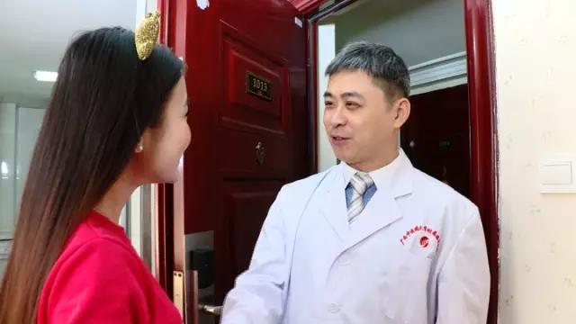 怎样按摩后背简单手法视频,后背保健按摩手法教程