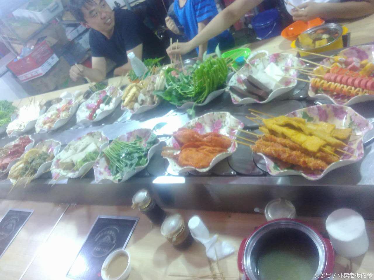 自助低人工，高翻台率，日进斗金，被誉为马路边上的“呷哺呷哺”