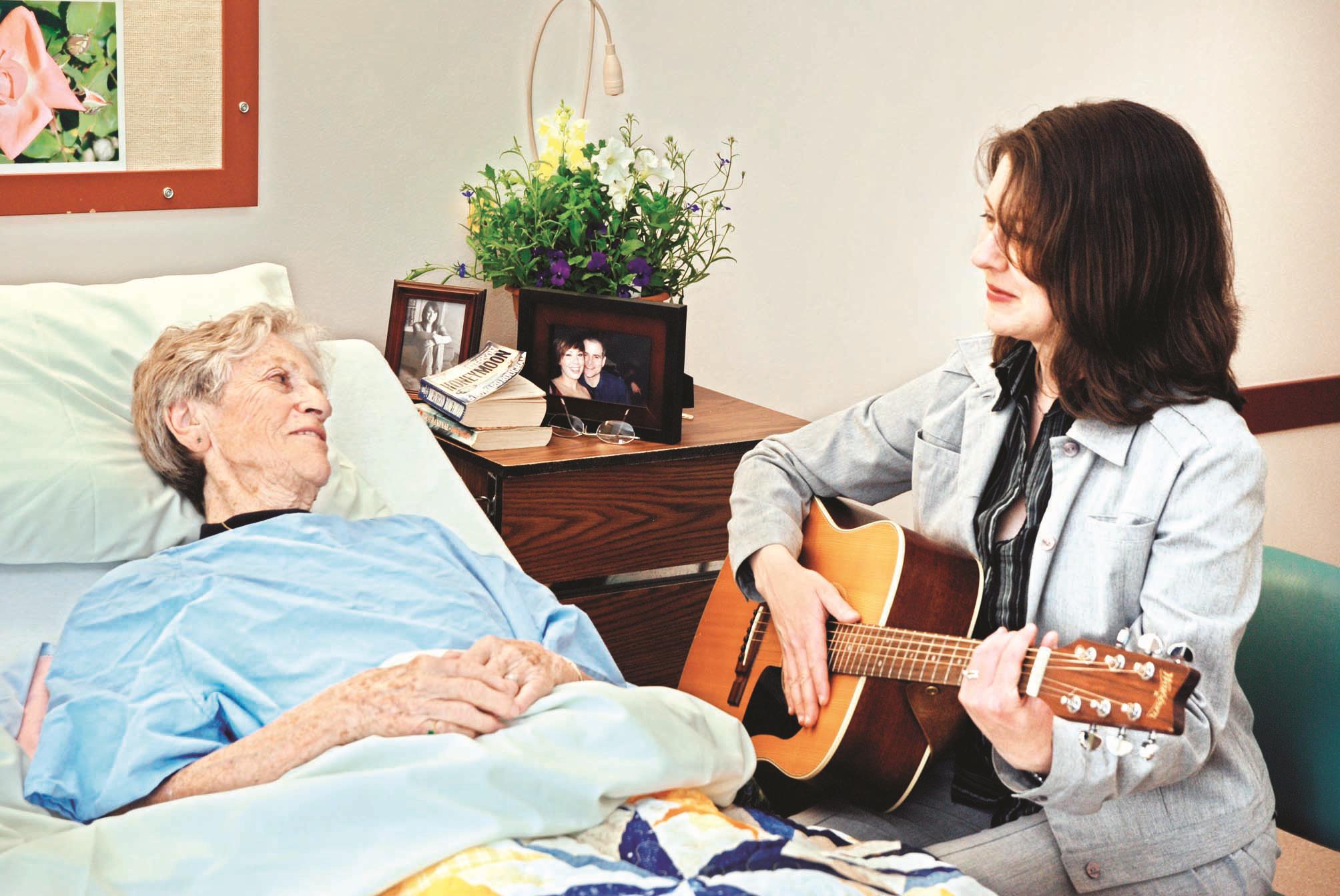 在美国最好的儿童医院，音乐治疗师用乐器给小天使们疗伤