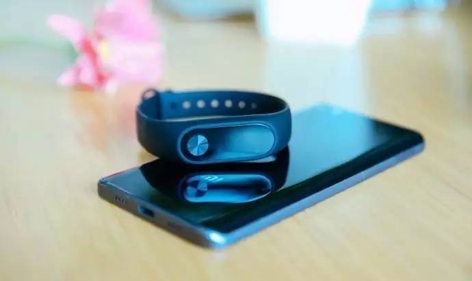 小米手环2深度测评,小米手环四与小米手环二测评对比