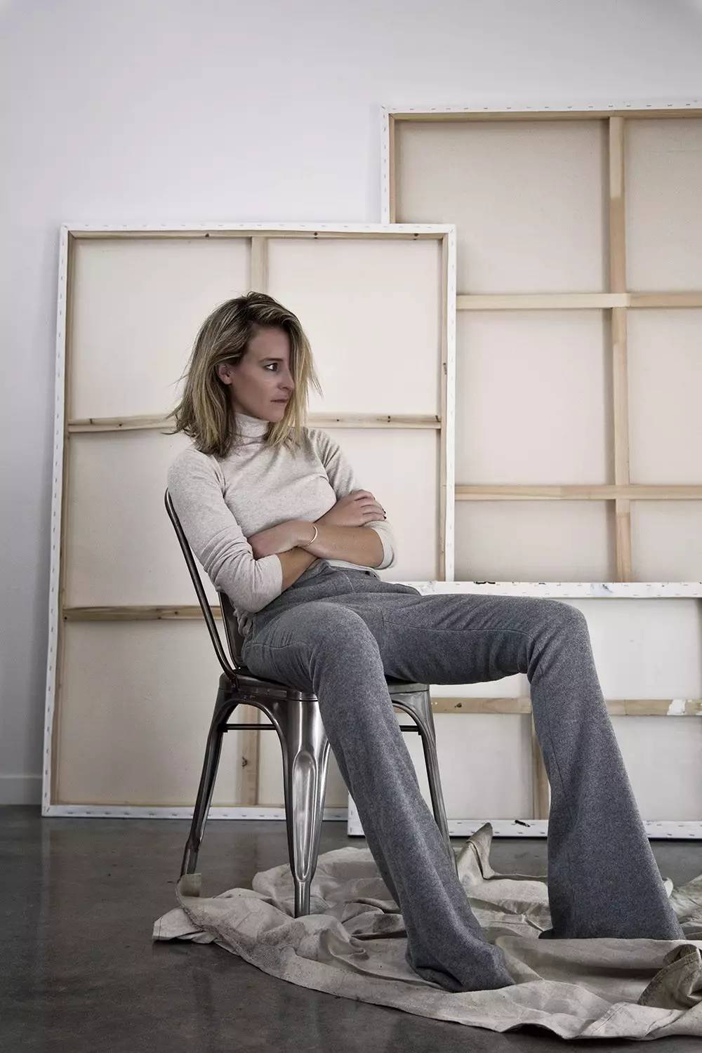 为什么我们穿很多衣服都不奇怪,为什么我们天天都要穿红色的衣服