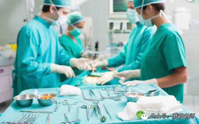 剖腹产时，男医生伸进我的子宫，竟说胎儿握了一下他的手