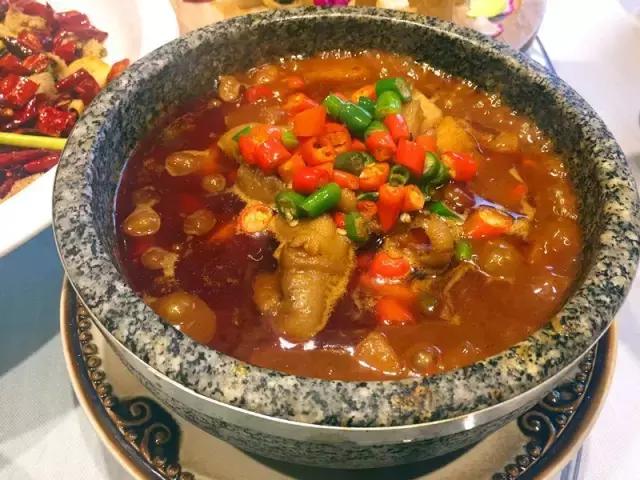 成都烧烤没和你闹！来来来，撸了这一杯，还有三杯……