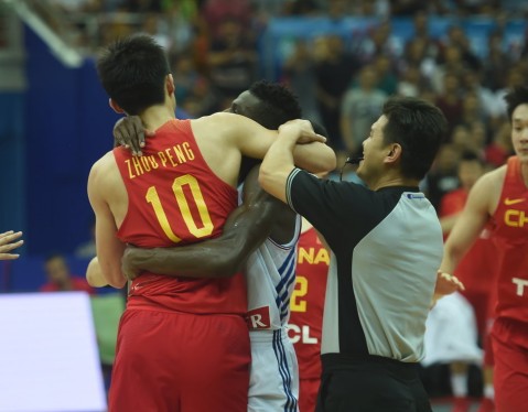 男篮比赛打架是真的吗,热身赛打架