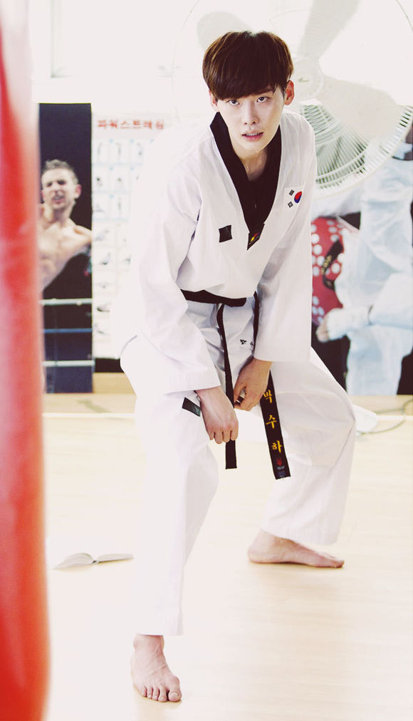 韩娱：宋仲基朴宝剑李钟硕金宇彬宋慧乔韩流巨星有这些逆天才艺