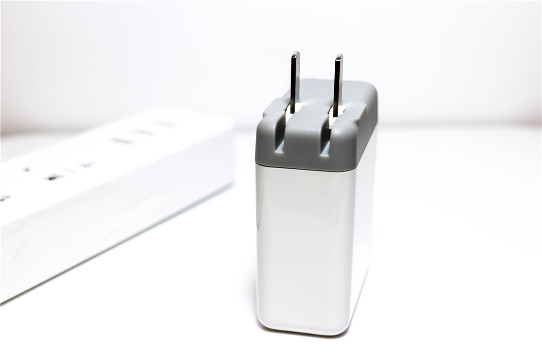 双口快速充电小钢炮，IPad也可2A满速充电