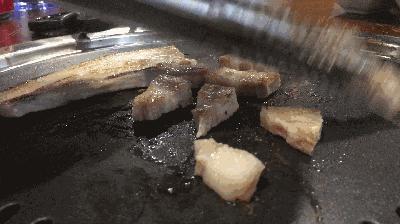 炭火上油脂的高级娇喘，为你撕开这个夏天吃肉的最高性价比