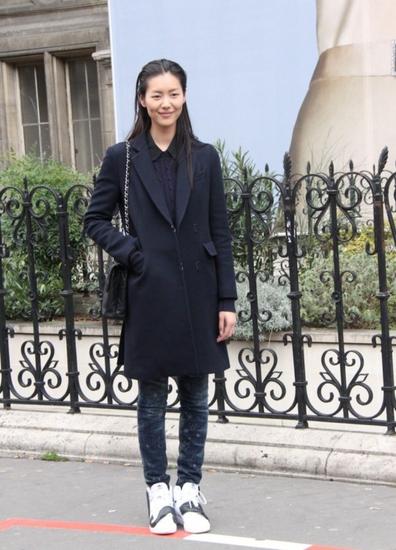 时装秀超模大表姐刘雯气质不一般,最新大表姐刘雯穿搭鞋子