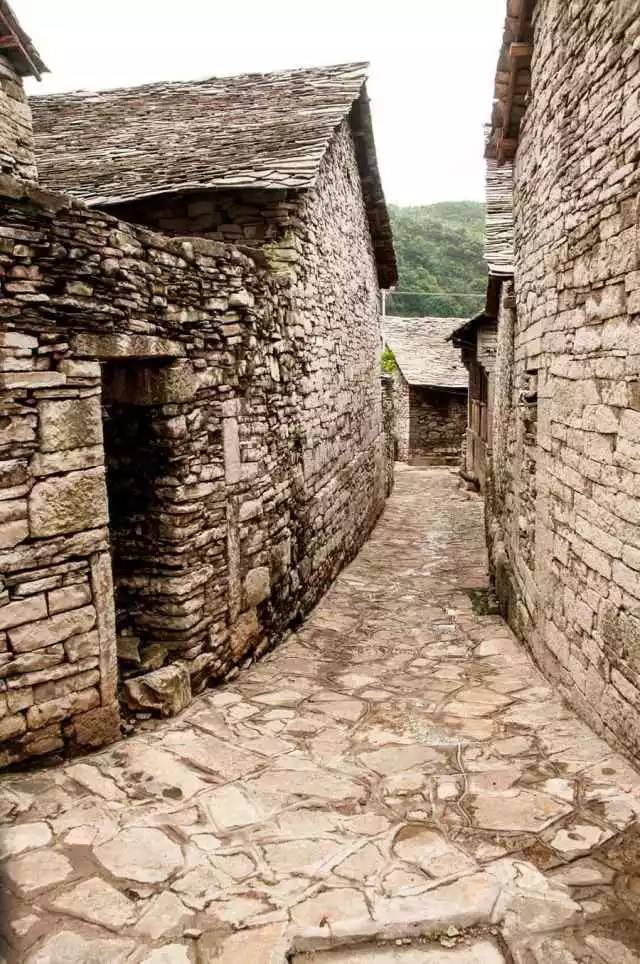 世界上最大的黄果树瀑布在哪里 (黄果树瀑布是不是亚洲第一大瀑布)