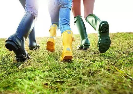 种草丨男朋友：最美不是下雨天，是你帮我付款的那双雨鞋。