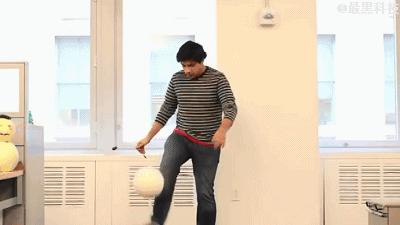 她用一个足球，解决了非洲家庭的供电难题。