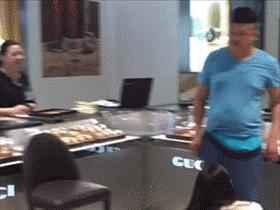 这个小吃货，萌哭了