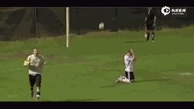 进球庆祝抓草皮吃被红牌罚下,庆祝进球之后被队友打