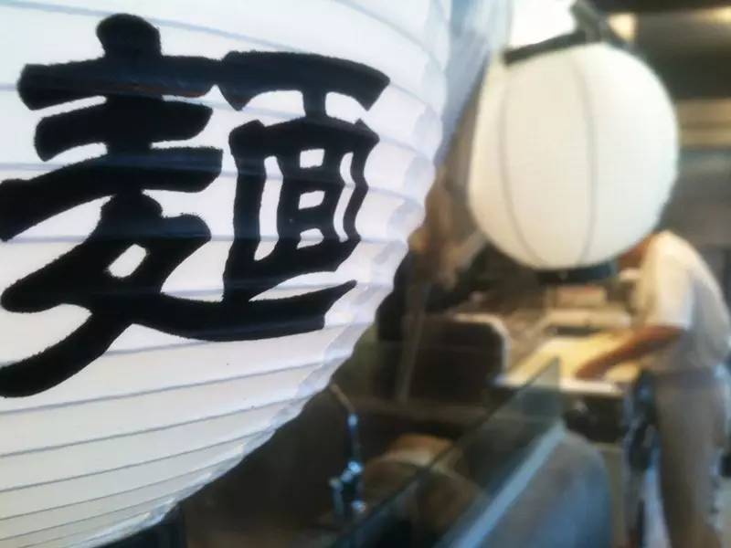 夏天来碗清凉的凉拌乌冬面,三伏天吃一碗热汤面真爽