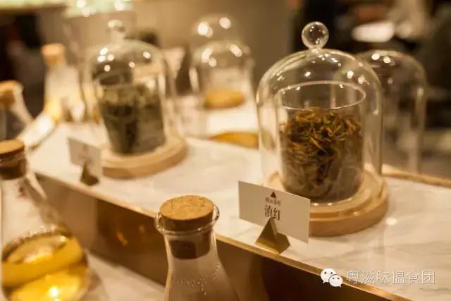 轻奢金x薄荷绿,原来你是这么一家茶饮店(文末教你刷我的卡