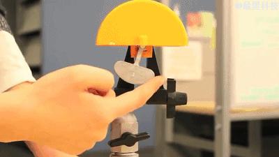 她用一个足球，解决了非洲家庭的供电难题。