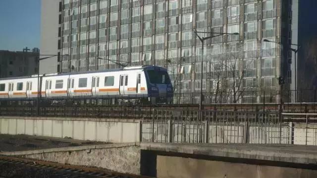 北京开往春天的列车旅游攻略,北京s2线开往春天的列车